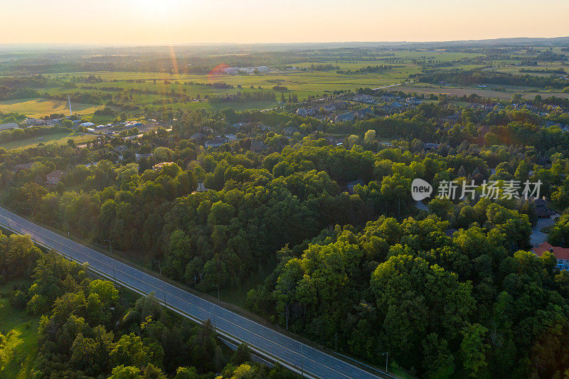 鸟瞰图Purpleville, Kleinburg在特斯顿路和400高速公路，独立和复式住宅在伍德布里奇沃恩，安大略省，加拿大